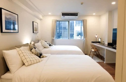 Bangkok Central Business District Apartment | Upscale 3bed 3bath suite 1 min to BTS Prompong