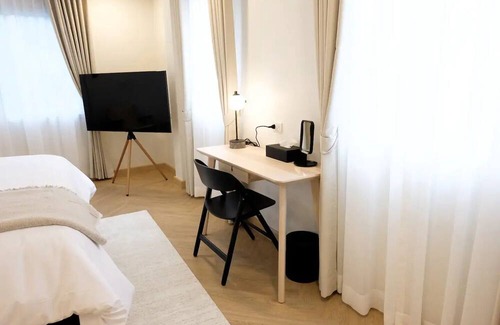 Bangkok Central Business District Apartment | Upscale 3bed 3bath suite 1 min to BTS Prompong