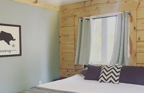 Nipissing Cottage | LAKEFRONT LOG CABIN- 24’ dock, gradual sandy entry, kayaks & wifi