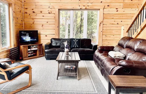 Nipissing Cottage | LAKEFRONT LOG CABIN- 24’ dock, gradual sandy entry, kayaks & wifi