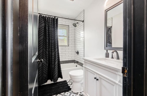 Sharon Heights House | Spacious 3-Bedroom Retreat with Pool Table!