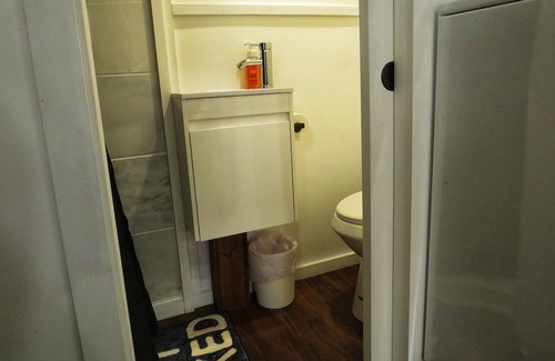 Barnhart House | Modern, Cozy Tiny House for 4 w/ washer & dryer