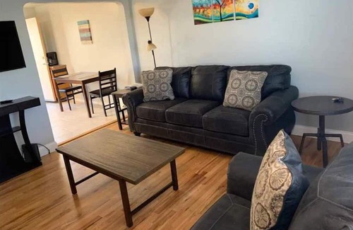 Jefferson Park House | 2bdrm Near MileHigh/PepsiCntr Parking A/C