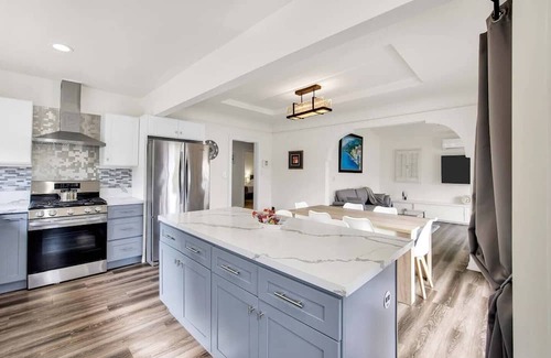 Mid City Cottage | South Sycamore by Avantstay Centrally Located