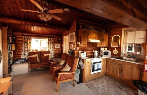 Ffestiniog Cabin | Charming 2 Bed Log Cabin in Snowdonia Mountains