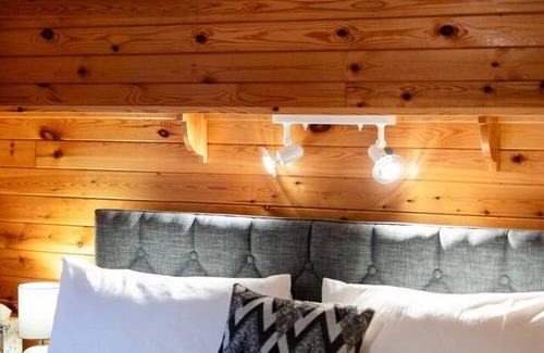 Ffestiniog Cabin | Log Cabin Country Hideaway in Snowdonia 2 Bedrooms