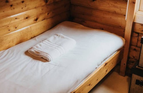 Bronaber Cabin | Stunning 2 Bed Log Cabin: Snowdonia Coed y Brenin