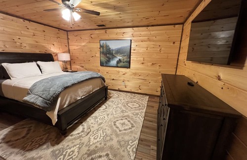 Cherry Log Cabin | Family Retreat, 4 Bd, 3.5 ba, WIFI, Hot Tub, pool table, fooseball, fire pit!