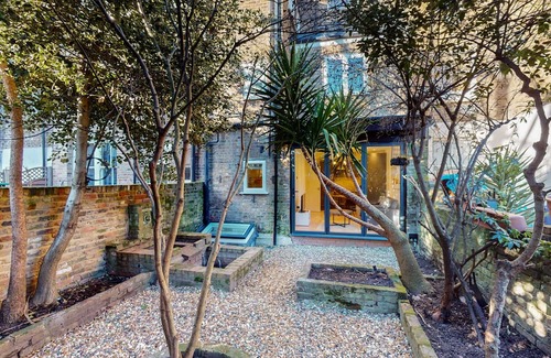 Kilburn Apartment | Stunning 3BD Apartment in Kilburn with an outdoor area