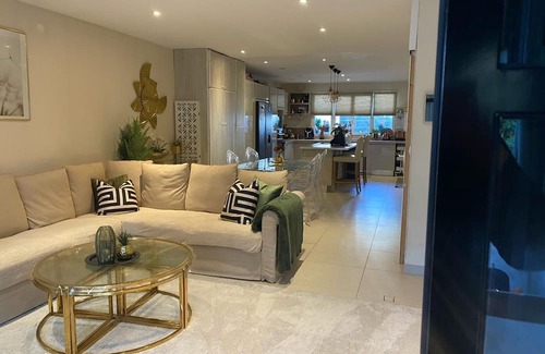 Sevran House | Grande Maison / 4 Chambres / Terrasse / 2 Balcons / Jardin / Place de Parking