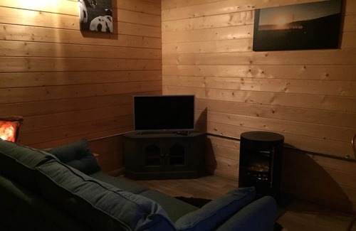 Chesterfield Cabin | Cosy 1-Bed Farm Stay Cabin