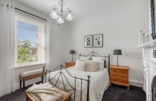New Town House | Roses on Pirie - Comfortable & Central