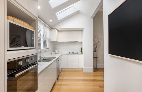 New Town House | Roses on Pirie - Comfortable & Central