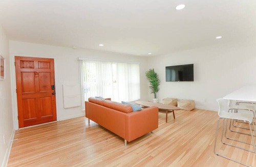 North Camellia Acres House | 60’s Beach Retreat |Mins to Beach |BBQ &Firepit