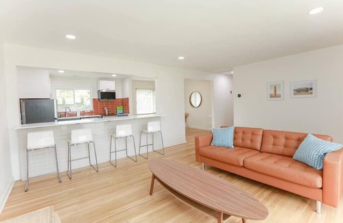 North Camellia Acres House | 60’s Beach Retreat |Mins to Beach |BBQ &Firepit