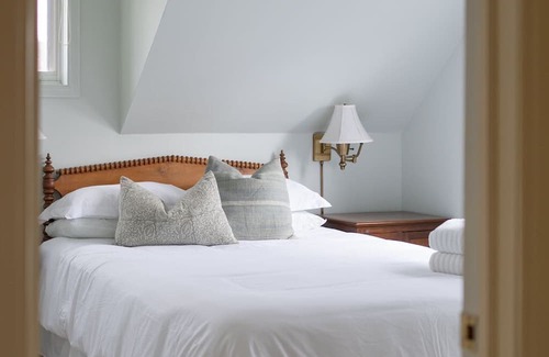 Bloomfield House | Green Leaves - Family Getaway in PEC