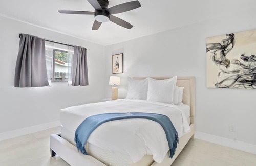 Oakland Park House | Seaside Splendor Luxe Retreat w/ Waterfront Views!