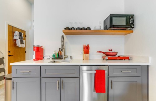 Loyal Heights Apartment | Modern Seattle Studio ~ 6 Mi to Downtown!