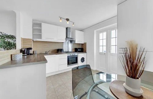 Island Gardens House | Island Garden Retreat - Free parking & Long Stays with lots of local amenities