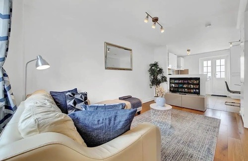 Island Gardens House | Island Garden Retreat - Free parking & Long Stays with lots of local amenities