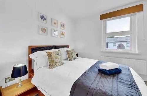 Island Gardens House | Island Garden Retreat - Free parking & Long Stays with lots of local amenities