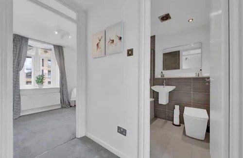 Island Gardens House | Island Garden Retreat - Free parking & Long Stays with lots of local amenities