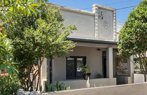 Clovelly House | 2BR Vintage Charm, Modern Comfort at Clovelly