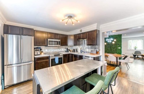 Southeast House | Hilltop Hideaway in DC
