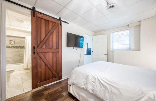Roswell House | Cozy, spacious, private remodeled garden apartment