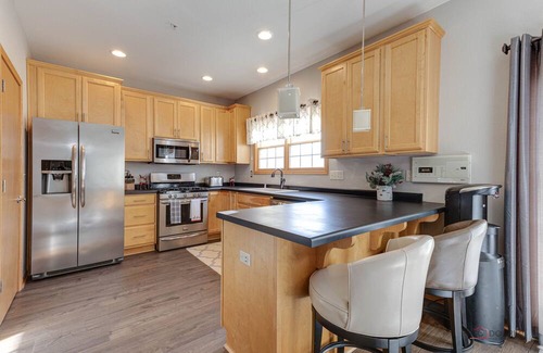 Bristol House | 3 Story Townhome 30 min to Milwaukee, 45 min to O'hare, 25 min to Lake Geneva