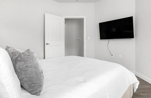 Spring Branch East Apartment | Modern Apartment in Prime Location (ID1403X425)