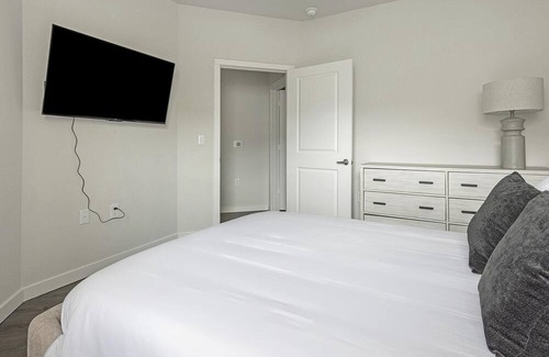 Spring Branch East Apartment | Modern Apartment in Prime Location (ID1403X432)