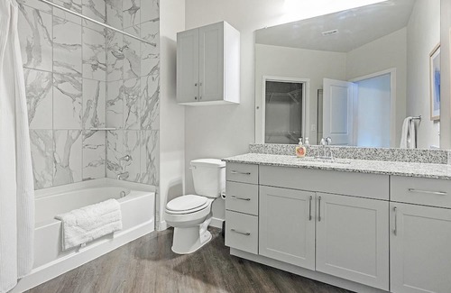 Spring Branch East Apartment | Modern Apartment in Prime Location (ID1403X432)