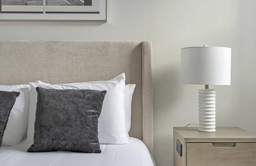 Spring Branch East Apartment | Modern Apartment in Prime Location (ID1403X432)