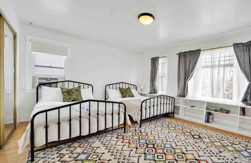 Wilshire House | Kingsley by AvantStay | Newly Furnished LA Home
