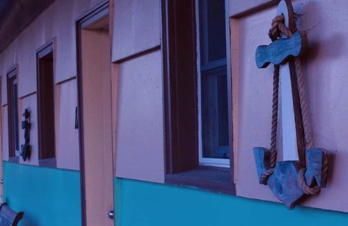 Onalaska House | Overlooking Lake Onalaska -- Two Queen beds + bathroom in nostalgic motel