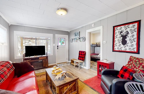 Mullan House | Delightful alpine retreat with deck & games - near ski slopes & trails - dogs ok