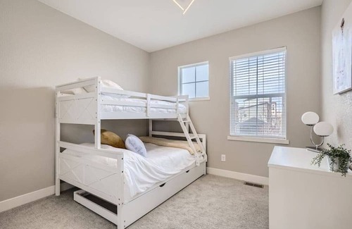 Twin Lakes House | Mid-Mod Retreat I Backyard I Game Room I 5 beds
