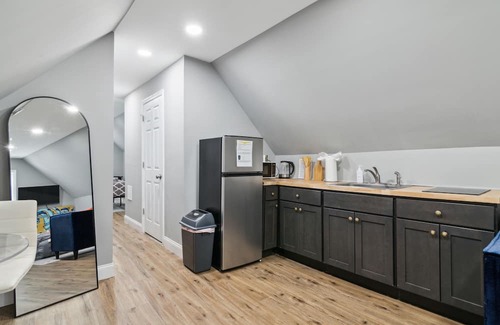 Elizabeth Apartment | Stylish and Cozy Attic in Elizabeth/Great location near Newark Airport