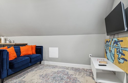 Elizabeth Apartment | Stylish and Cozy Attic in Elizabeth/Great location near Newark Airport