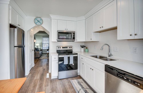 Chic's Beach Condo | Virginia Beach Condo: 2 Blocks to Ocean!