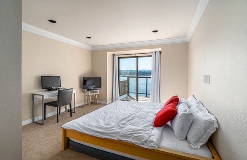 Bremerton House | Serene Waterfront Retreat w/ Private Beach & Sauna