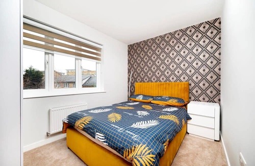 Yeading House | Chic and Spacious 4BR Family Home with Garden