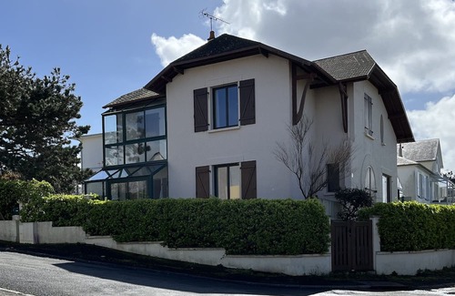 Donville-les-Bains House | Maison Surplombant la Plage de Donville les Bains, vue sur mer