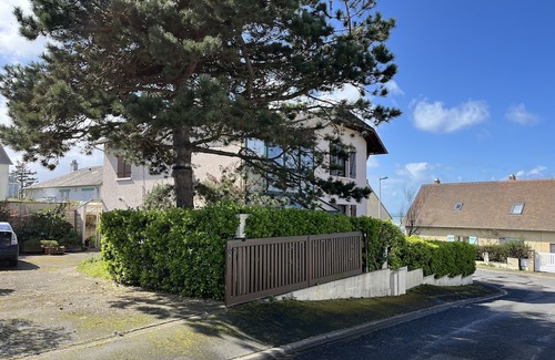 Donville-les-Bains House | Maison Surplombant la Plage de Donville les Bains, vue sur mer