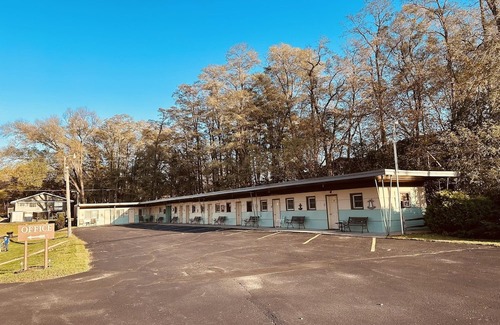 Onalaska House | Overlooking Lake Onalaska -- 3 full beds + bath in nostalgic motel
