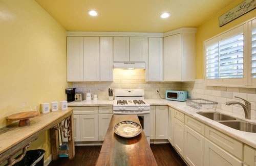 South Wrigley House | Artsy Long Beach Home w/ Patio: 2 Mi to Downtown!