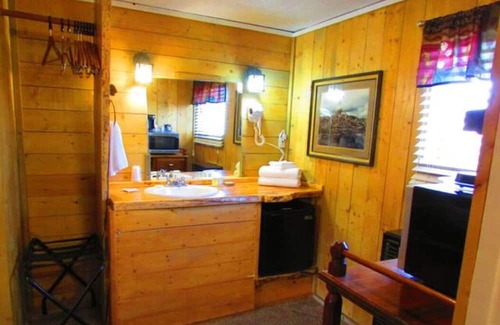 Dubois Cabin | Unit Room 108