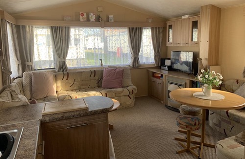 Clacton-on-Sea Ski Chalet | Lovely 2 Bed Chalet in Clacton-on-Sea