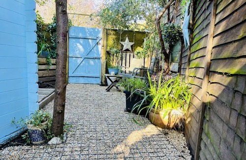 Felpham Cabin | Beautiful Cosy Garden Cabin, 5min walk to beach